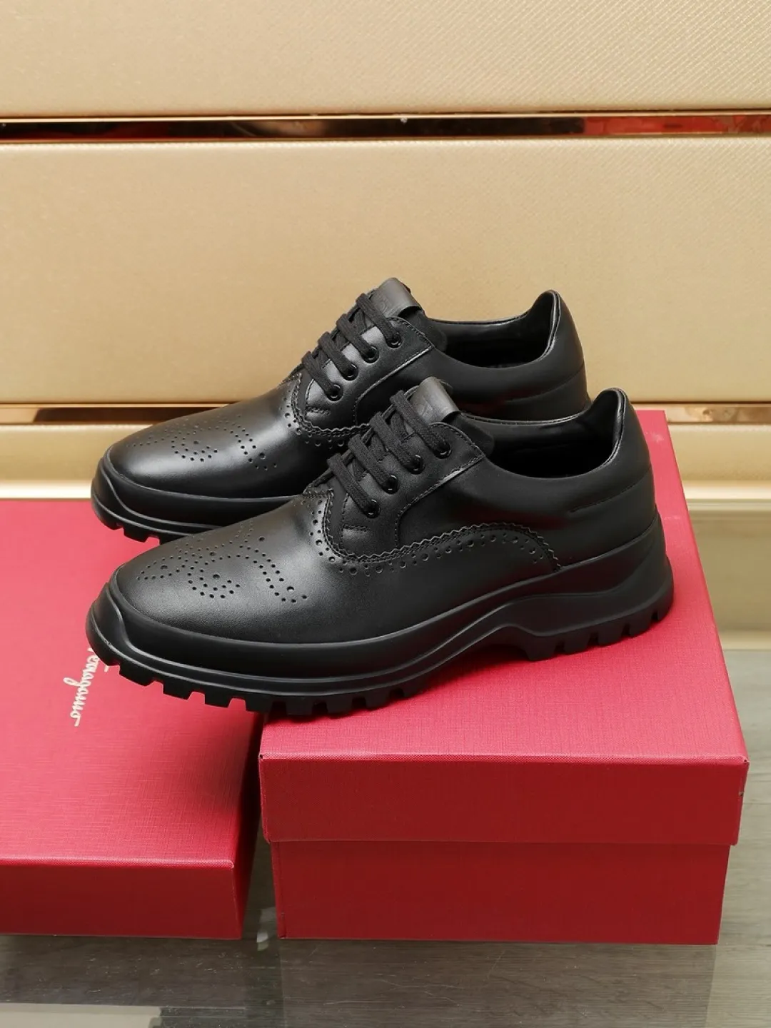 Factory P680💰🔥《Ferragamo》👏Latest•High-end top brand luxury~purchasing agent, top~quality. New fashionable business men's shoes 🔜The uppers are made of original first-layer open-edge beaded cowhide➕cowhide·lining, with fine workmanship. The original stylish and soft combination wear-resistant and non-slip outsole is light and comfortable on the feet. The real thing looks better in real photos. Number of yards: 38--44 (45 and 46 can be customized)